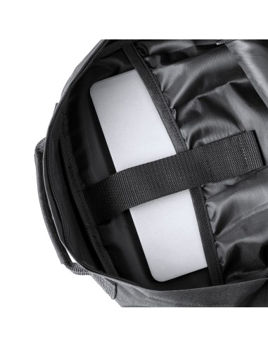 Mochila con 2 bolsillos centrales y 2 frontales personalizada, con un portátil dentro