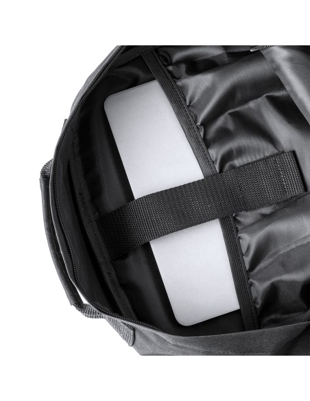 Mochila con 2 bolsillos centrales y 2 frontales personalizada, con un portátil dentro