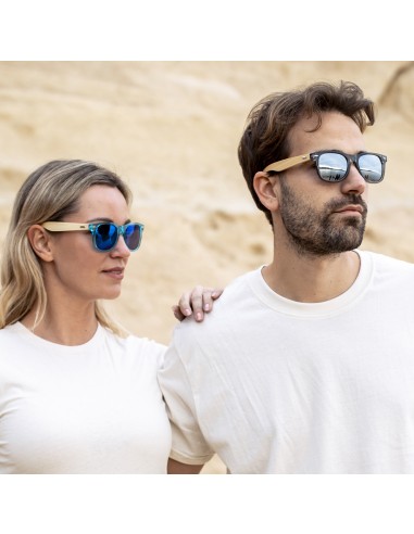 Gafas de sol personalizadas de bambú UV400, en uso por una pareja