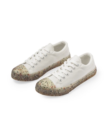 Zapatilla de lona blanca con puntera moteada de colores