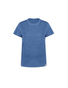 Camiseta mujer de algodón reciclado y RPET personalizada en color azul, en uso