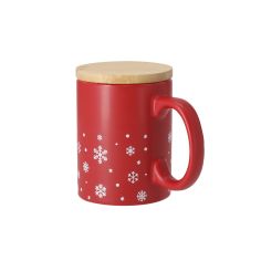 Taza navideña de cerámica con tapa de bambú personalizada en color rojo, vista completa