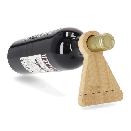 Sacacorchos personalizado con soporte de bambú, en uso con una botella de vino