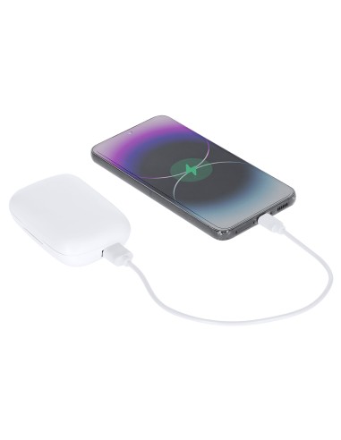 Auriculares open ear con power bank integrado personalizado en blanco, cargando un smartphone