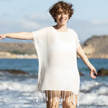Kaftán blanco de algodón con flecos en la playa