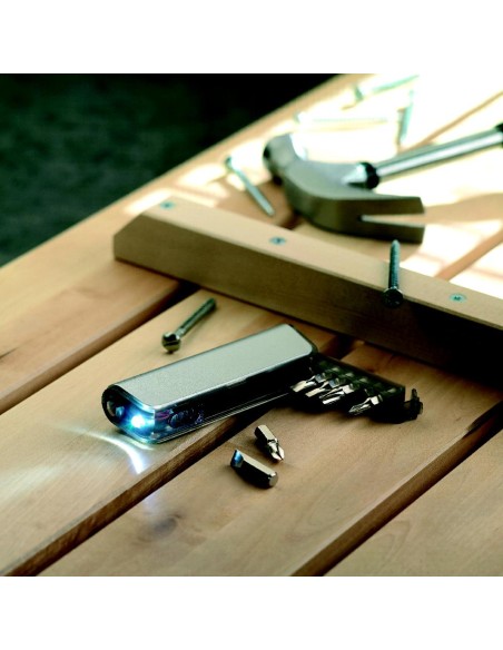 Set de herramientas y linterna 7IT3874