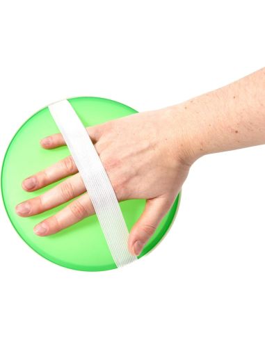 Set de palas de PP y pelota con ventosas personalizado en verde, sujeto con la cinta elástica en la mano