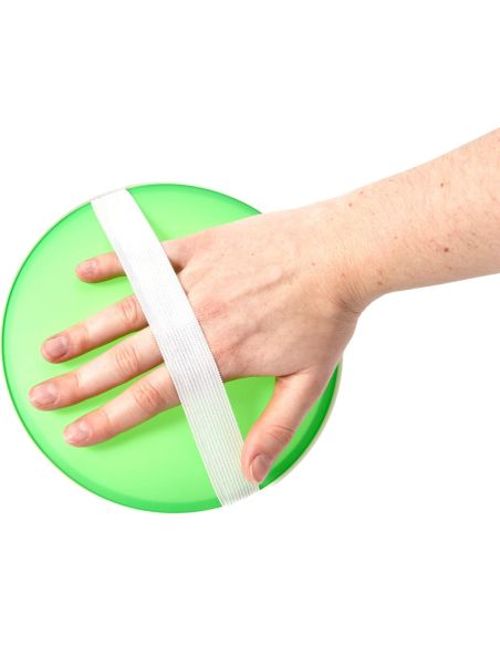 Set de palas de PP y pelota con ventosas personalizado en verde, sujeto con la cinta elástica en la mano