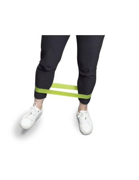 Set de 3 bandas elásticas de fitness personalizado, banda amarilla en uso alrededor de los tobillos caminando