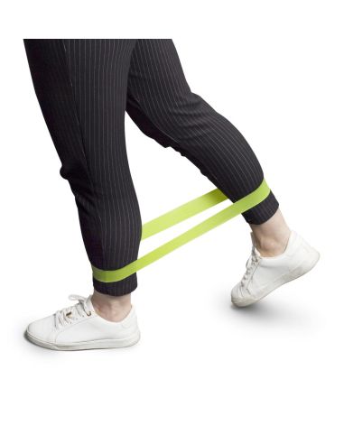 Set de 3 bandas elásticas de fitness personalizado, banda verde en uso alrededor de los tobillos de pie
