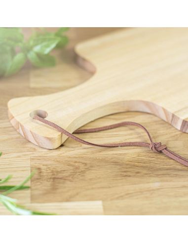 Tabla de madera de pino para cortar personalizada, detalle de la cuerda de cuero junto a albahaca