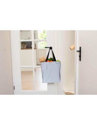 Bolsa reflectante de poliéster personalizada en gris, colgada del pomo de una puerta