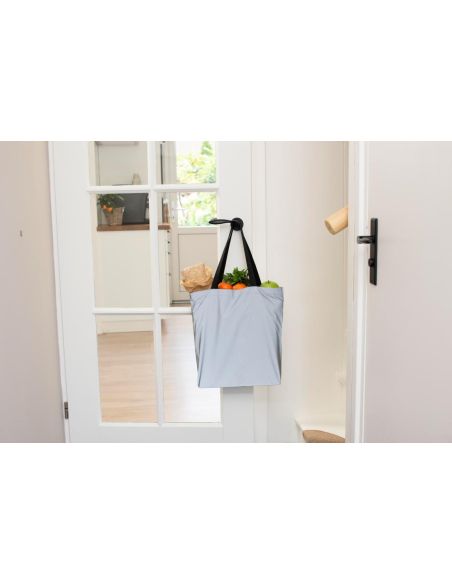 Bolsa reflectante de poliéster personalizada en gris, colgada del pomo de una puerta