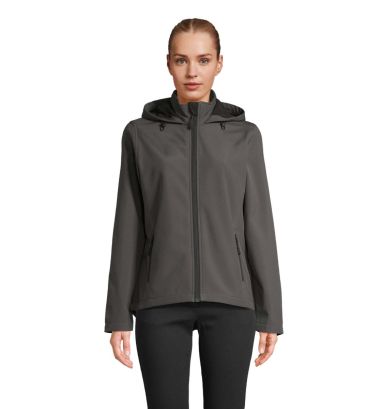 Chaqueta con capucha Race Women en negro, vista frontal con cremallera subida