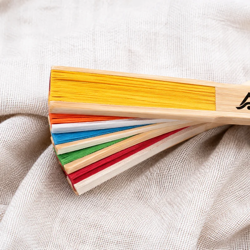 Abanico de bambú personalizado con paleta multicolor