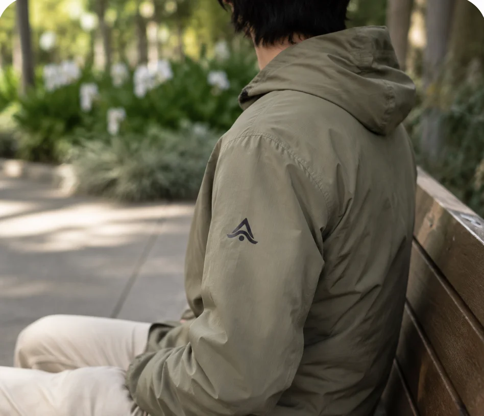 Chaqueta personalizada de material reciclado con el logo en la manga, en uso al aire libre
