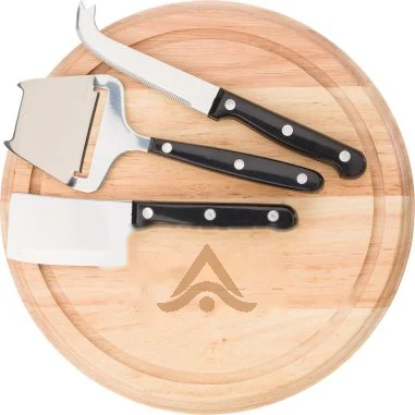 Tabla de quesos personalizada con logo grabado, servida en un aperitivo de empresa