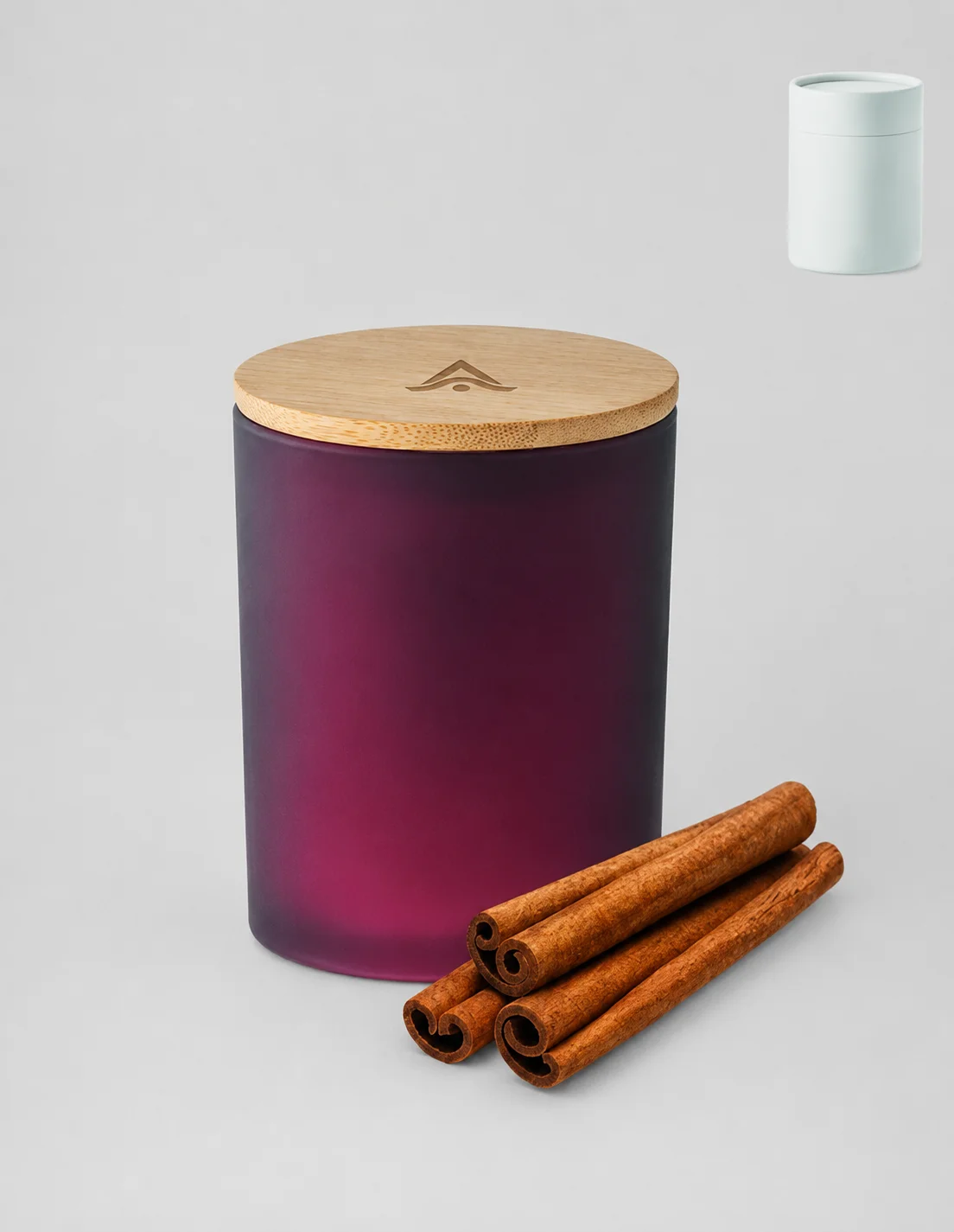Vela de cera vegetal personalizada en tarro de vidrio morado con logo grabado en la tapa de madera