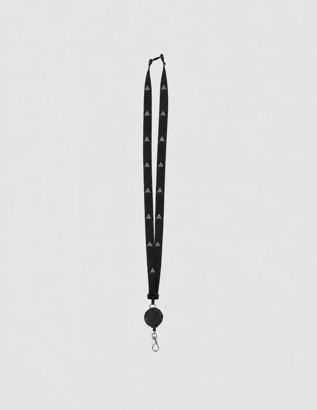 Lanyard personalizado con logo serigrafiado en blanco roto sobre cinta negra, con mosquetón, para acreditaciones de ferias y eventos