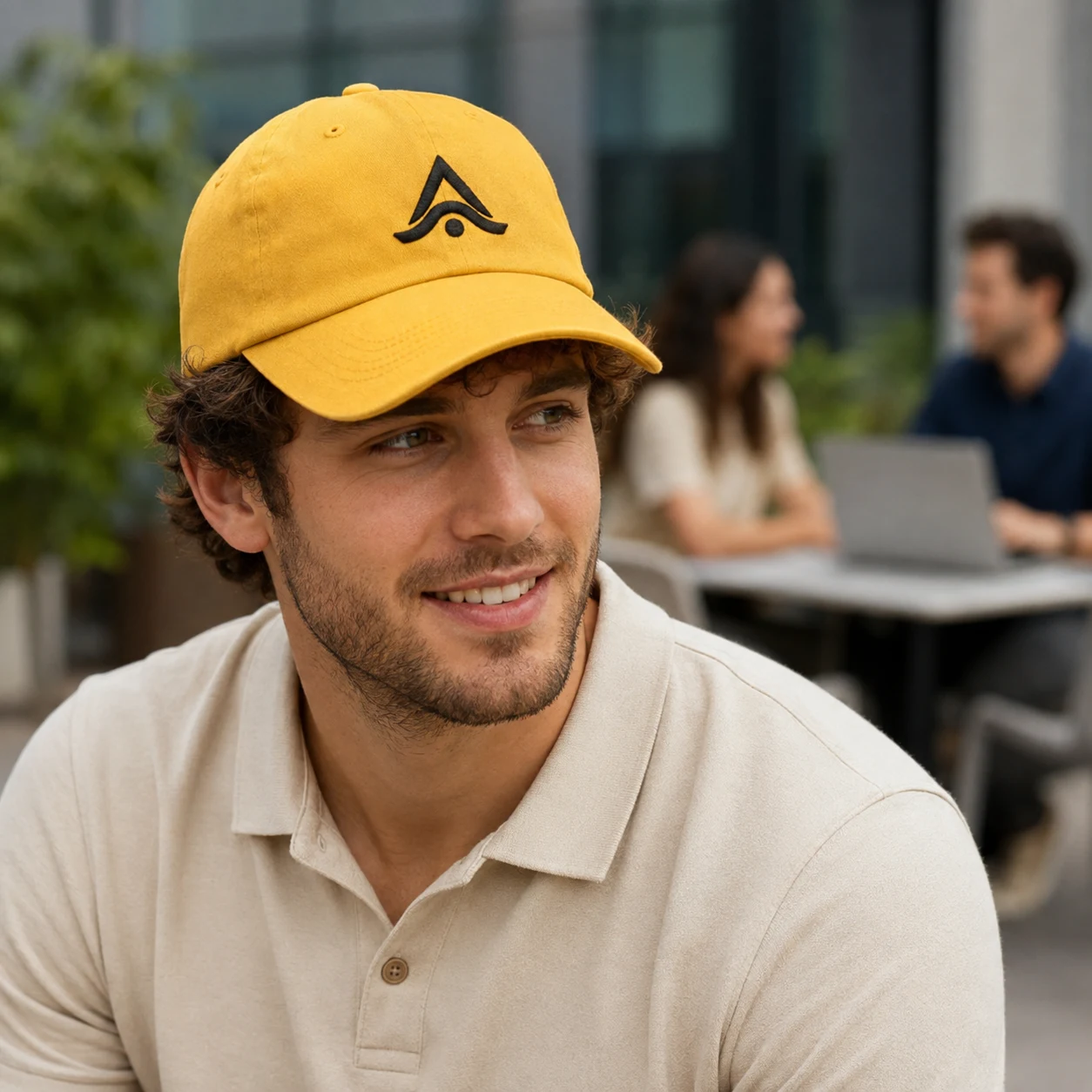 Gorra de algodón personalizada con logo bordado, en uso al aire libre