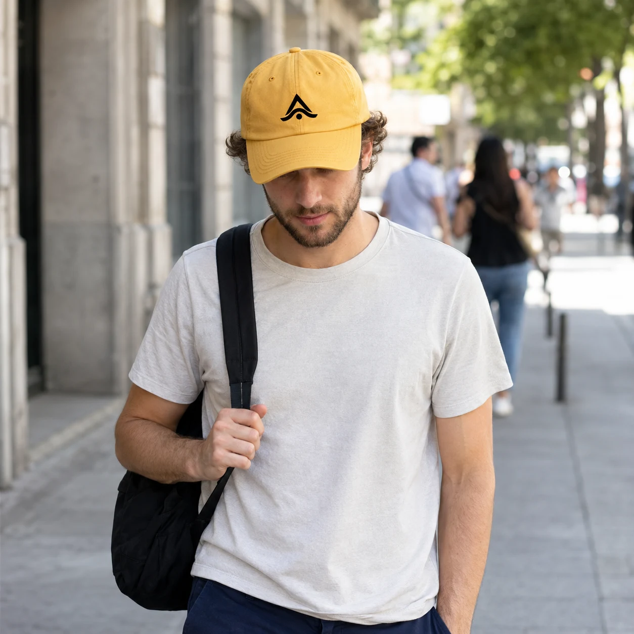 Gorra personalizada con logo bordado, en la calle