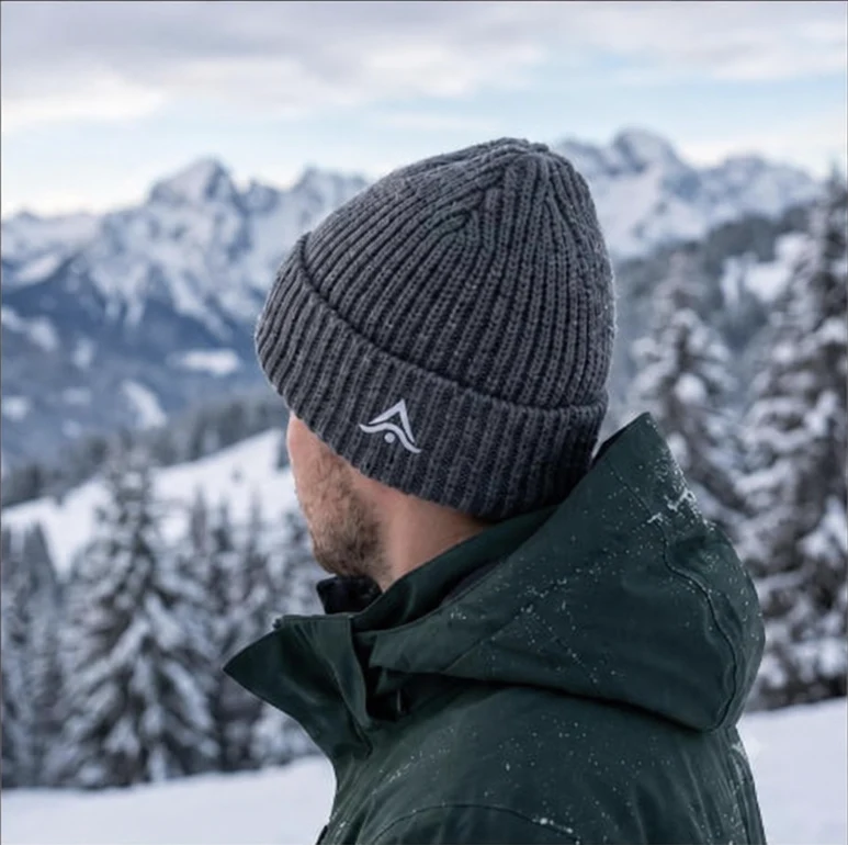 Gorro de punto personalizado con logo bordado, uso en montaña
