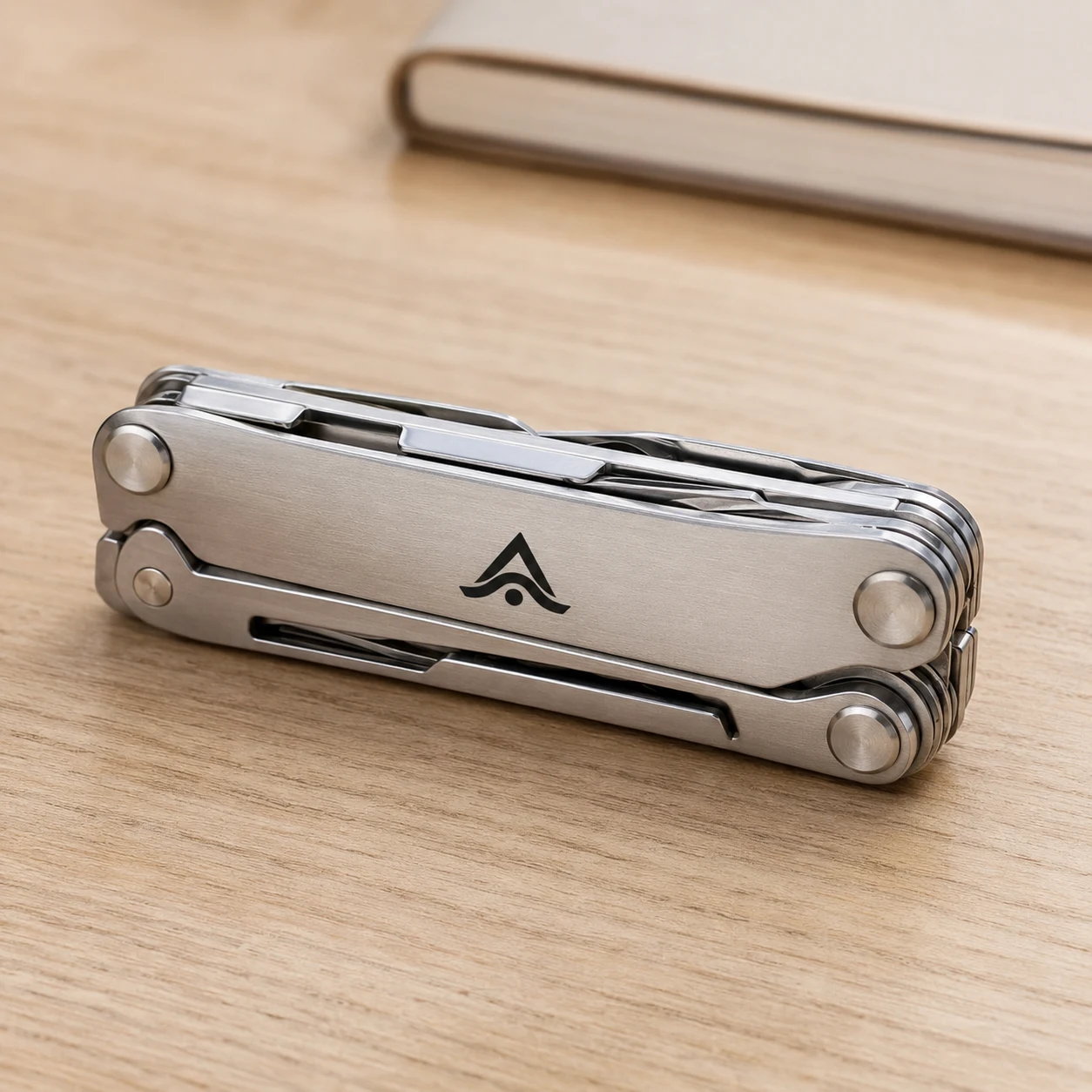 Multiherramienta de acero inoxidable personalizada con logo grabado en un taller