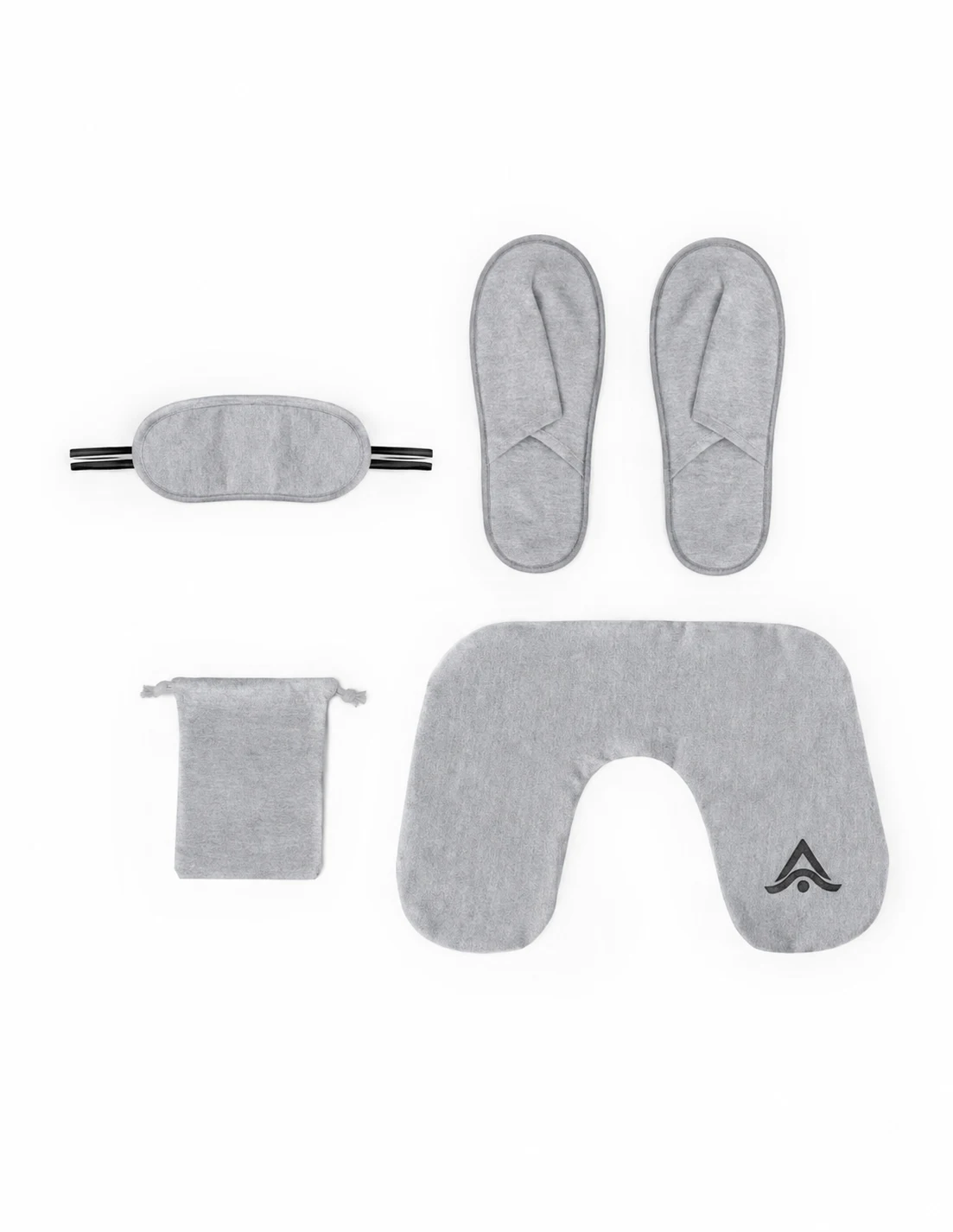 Kit de viaje personalizado (antifaz, zapatillas, almohada cervical y neceser) con el logo bordado