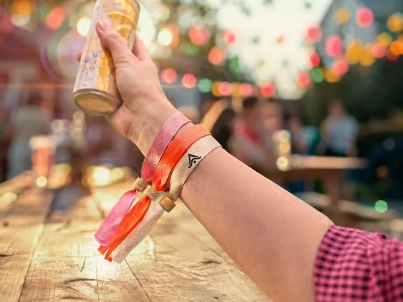 Pulseras de plástico reciclado rPET personalizadas con logo en un evento