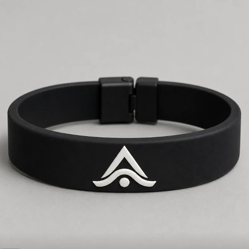 Pulsera de silicona personalizada, primer plano de estudio con logo grabado en relieve