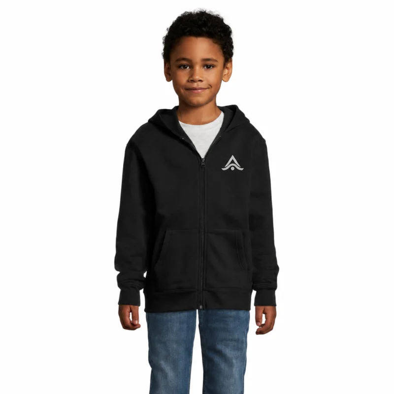 Niño con sudadera personalizada infantil negra con logo bordado en el pecho