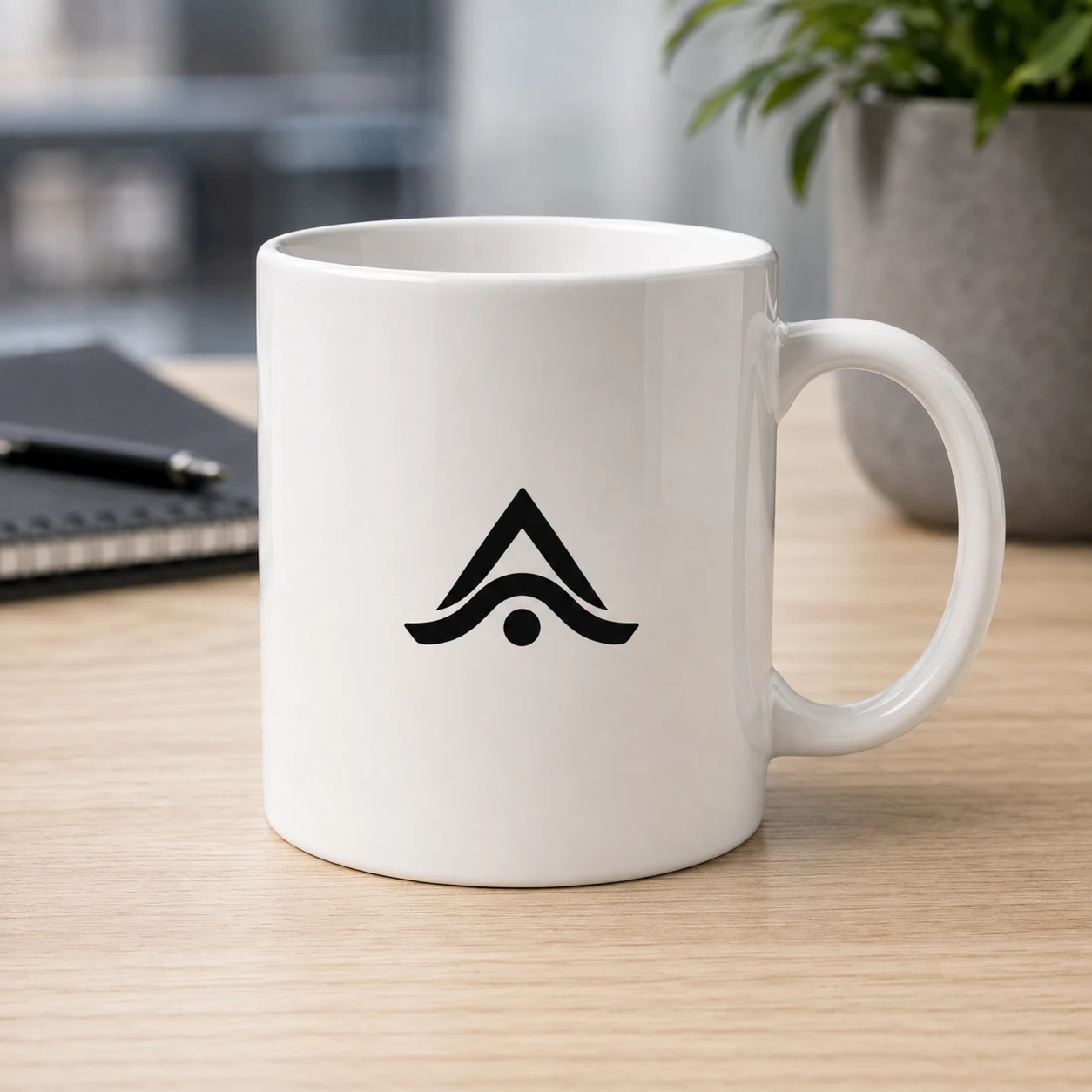 Taza de cerámica personalizada con logo sobre un escritorio de oficina