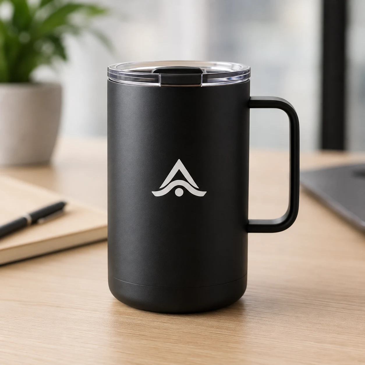 Taza térmica de acero inoxidable personalizada con logo en un escritorio de oficina