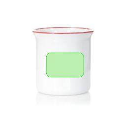 Centrado en el frente de la taza