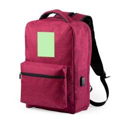 En el frontal de la mochila