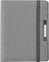 En la placa de metal