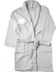 Logo en la parte derecha del pecho