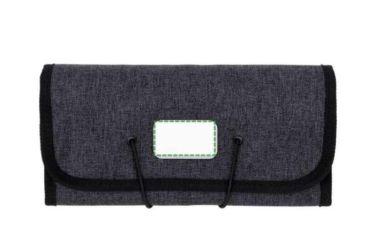 En la placa de metal