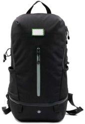 En la placa de metal