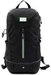 En la placa de metal