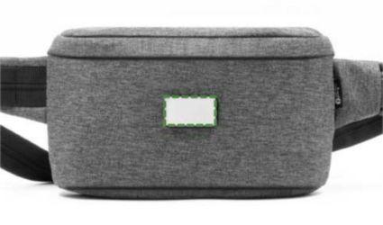 En la placa de metal