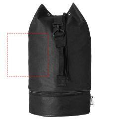 a la izquierda del mango