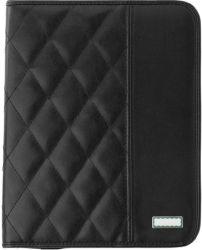 En la placa de metal