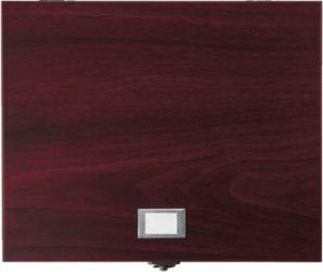 En la placa de metal