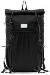 En la placa de metal