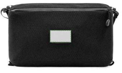 En la placa de metal